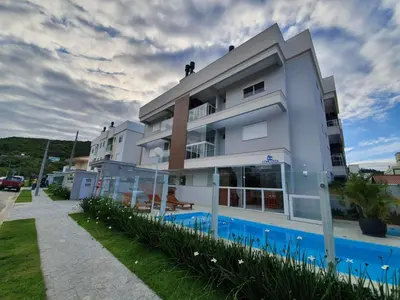 A piscina em ou perto de Apto na praia de Palmas, próximo ao mar, climatizado e com piscina