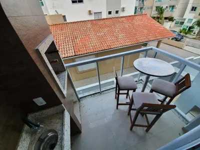 Uma varanda ou terraço em Apto na praia de Palmas, próximo ao mar, climatizado e com piscina