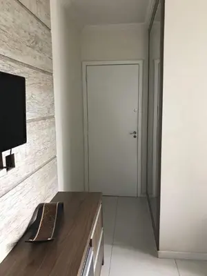 Uma televisão e/ou sistema de entretenimento em Lindo Apartamento 2 Quartos 5 min da Praia de BC