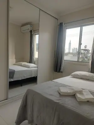Uma cama ou camas num quarto em Lindo Apartamento 2 Quartos 5 min da Praia de BC