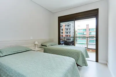 A planta de 1108 -Lindo e completo apto com piscina na Praia de Bombas
