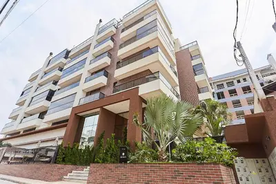 A planta de 1108 -Lindo e completo apto com piscina na Praia de Bombas