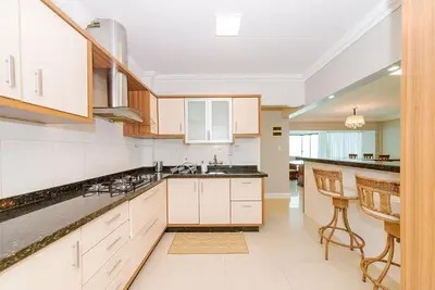 A cozinha ou kitchenette de Apto Amplo 1SUI+2Q Quadra Mar 50m da Praia