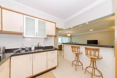 A cozinha ou kitchenette de Apto Amplo 1SUI+2Q Quadra Mar 50m da Praia