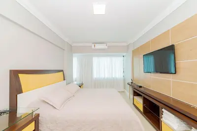 Uma cama ou camas num quarto em Apto Amplo 1SUI+2Q Quadra Mar 50m da Praia