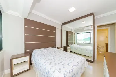 Uma cama ou camas num quarto em Apto Amplo 1SUI+2Q Quadra Mar 50m da Praia