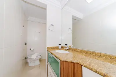 Uma casa de banho em Apto Amplo 1SUI+2Q Quadra Mar 50m da Praia