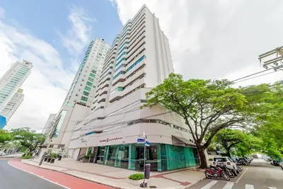 O edifício onde o apartamento está situado