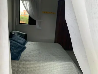 Uma cama ou camas num quarto em Lindo apartamento na praia de Mariscal Pé na areia