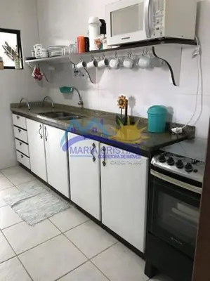 A cozinha ou kitchenette de Lindo apartamento na praia de Mariscal Pé na areia