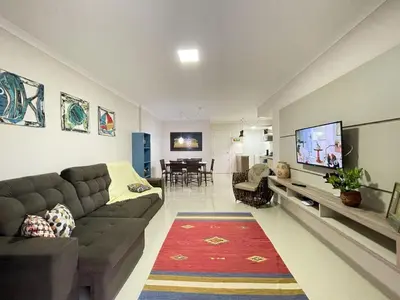 Uma televisão e/ou sistema de entretenimento em 450 - Excelente 3 quartos em Bombas
