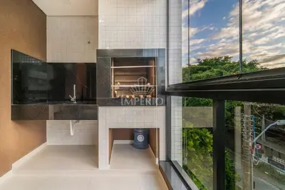 Uma televisão e/ou sistema de entretenimento em 665 - Belíssimo Apartamento na Praia de Bombas