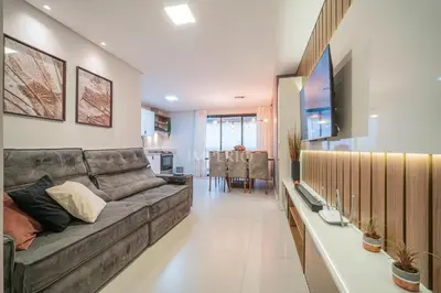 Uma televisão e/ou sistema de entretenimento em 665 - Belíssimo Apartamento na Praia de Bombas
