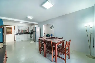 A cozinha ou kitchenette de Casa na praia de Morrinhos Bombinhas para 10 pessoas, Excelente localização