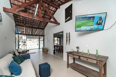 Uma televisão e/ou sistema de entretenimento em Casa na praia de Morrinhos Bombinhas para 10 pessoas, Excelente localização