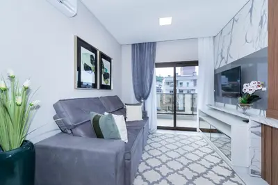 Uma televisão e/ou sistema de entretenimento em Aluguel Apartamento com 2 Suítes