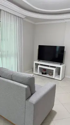 Uma televisão e/ou sistema de entretenimento em Apartamento de temporada rua 252 - Meia Praia - Itapema