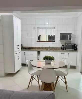 A cozinha ou kitchenette de Apartamento de temporada rua 252 - Meia Praia - Itapema