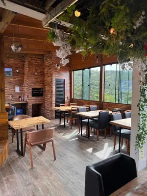 Um restaurante ou outro lugar para comer em Pousada Recanto do Canário 2