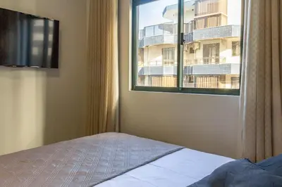 Uma cama ou camas num quarto em Apto em condomínio Pé na Areia em Itapema N1672