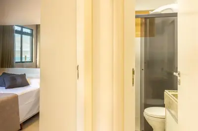 Uma casa de banho em Apto em condomínio Pé na Areia em Itapema N1672