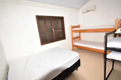 Uma cama ou camas num quarto em Casa Canela, 450 mts da Praia de Mariscal.
