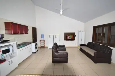A cozinha ou kitchenette de Casa Canela, 450 mts da Praia de Mariscal.