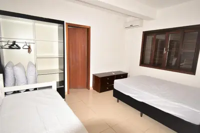 Uma cama ou camas num quarto em Casa Canela, 450 mts da Praia de Mariscal.
