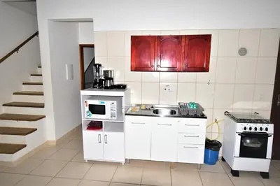 A cozinha ou kitchenette de Casa Canela, 450 mts da Praia de Mariscal.