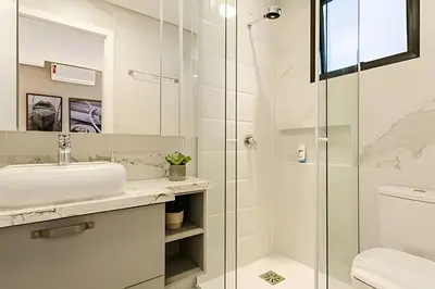A planta de Jacuzzi coberta e aquecida com entrada particular
