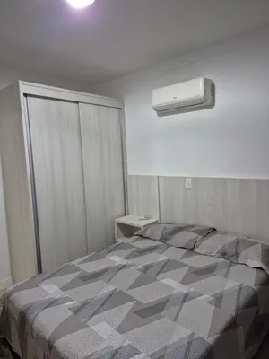 Uma cama ou camas num quarto em Amplo e aconchegante apartamento com 3 quartos a 50m da praia de Bombas