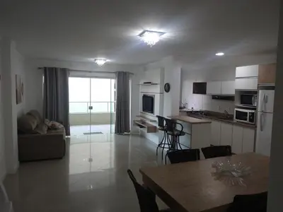 A cozinha ou kitchenette de Amplo e aconchegante apartamento com 3 quartos a 50m da praia de Bombas