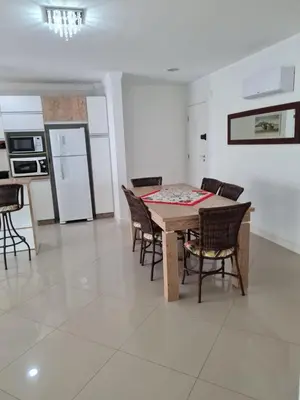 A cozinha ou kitchenette de Amplo e aconchegante apartamento com 3 quartos a 50m da praia de Bombas