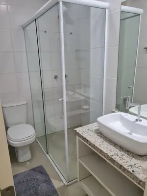 Uma casa de banho em Amplo e aconchegante apartamento com 3 quartos a 50m da praia de Bombas
