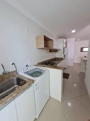 A cozinha ou kitchenette de Amplo e aconchegante apartamento com 3 quartos a 50m da praia de Bombas