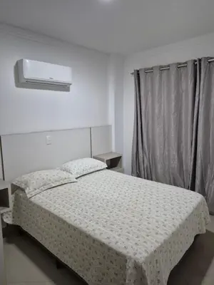 Uma cama ou camas num quarto em Amplo e aconchegante apartamento com 3 quartos a 50m da praia de Bombas