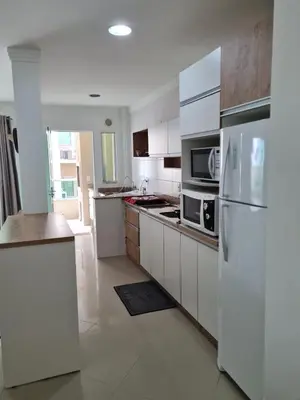 A cozinha ou kitchenette de Amplo e aconchegante apartamento com 3 quartos a 50m da praia de Bombas