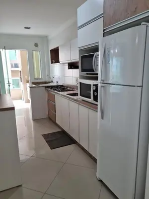 A cozinha ou kitchenette de Amplo e aconchegante apartamento com 3 quartos a 50m da praia de Bombas