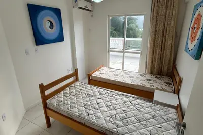 Uma cama ou camas num quarto em Cobertura com piscina e vista mar