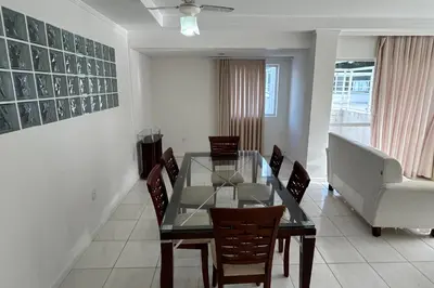 Uma área de estar em Cobertura com piscina e vista mar