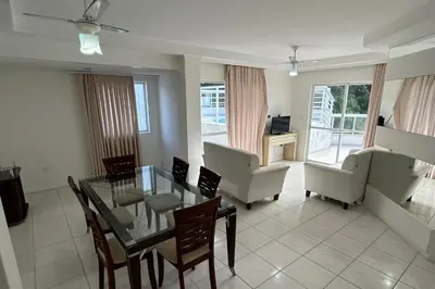 Uma área de estar em Cobertura com piscina e vista mar