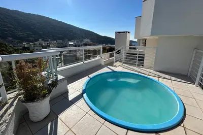 Uma vista geral da montanha ou uma vista da montanha a partir do apartamento