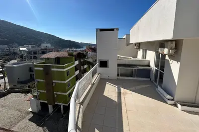 Uma vista geral da montanha ou uma vista da montanha a partir do apartamento
