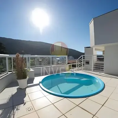 Cobertura com piscina e vista mar