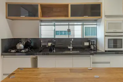 A cozinha ou kitchenette de Com garagem e banheira a 150m da praia N1188