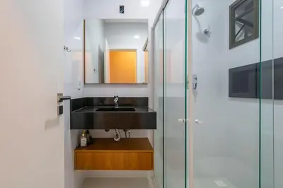 Uma casa de banho em Apartamento com duas suítes no centro de Bombinhas