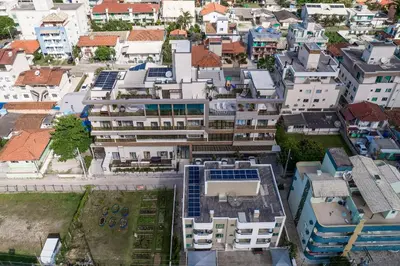 Uma vista geral de Bombinhas ou a vista da cidade a partir do apartamento