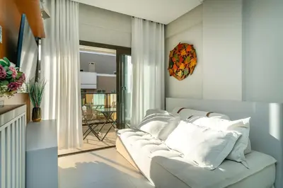 Uma área de estar em Apartamento com duas suítes no centro de Bombinhas