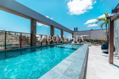 A piscina em ou perto de Apartamento com duas suítes no centro de Bombinhas