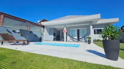 A piscina em ou perto de GREY HOUSE, o seu refúgio em Canto Grande